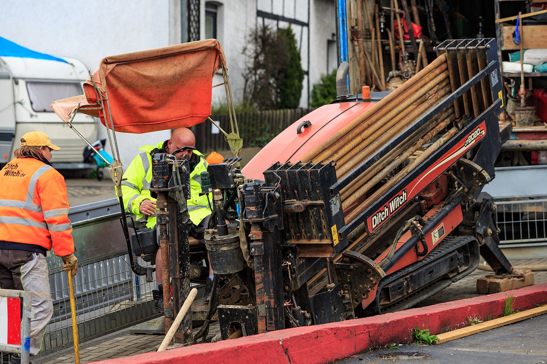HD Global Group field crew operating Ditch Witch horizontal directional drilling machine for underground fiber optic installation